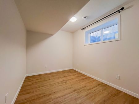 5 Bed Whole House | Mc Conachie | Double Garage • Fenced Yard | Pet Friendly - Photo 3