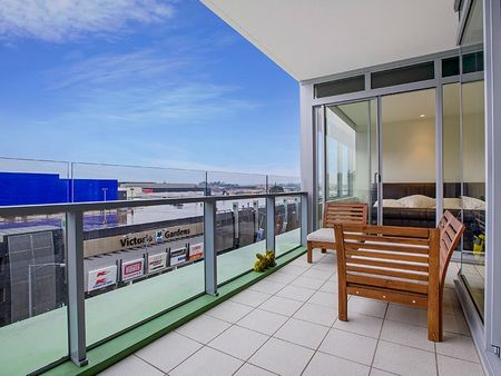 Everything at your doorstep - tram, Victoria Gardens and Yarra River - Photo 3