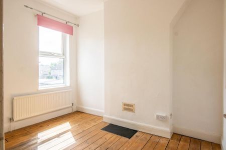 2 bedroom end of terrace house to rent - Photo 2