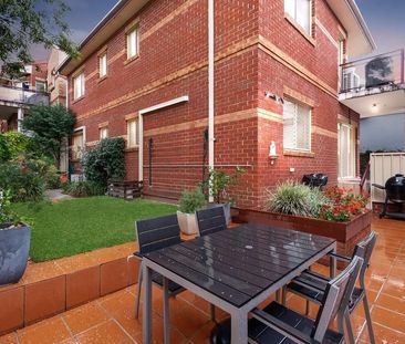 Tastefully Renovated, Oversized (218 sqm) Sun-Filled Garden Apartme... - Photo 6