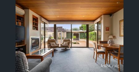 Art Nouveau Beauty With Beachside Allure - Photo 5