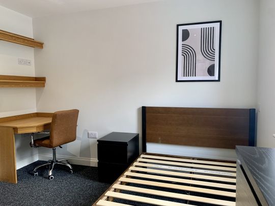 Flat 2, Lord Tennyson House - Photo 1