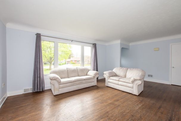 **ALL INCLUSIVE** STUDENTS ROOM FOR RENT ON GLENDALE!! - Photo 1