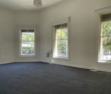 Huge apartment!Lygon Street and Melbourne Uni on the doorstep! - Photo 3