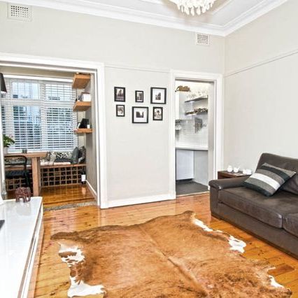 Classic Art Deco Apartment In Sought After Location - Photo 3