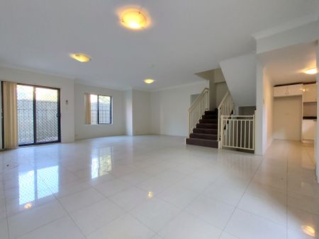 Large 4 Bedroom Townhouse - Photo 2