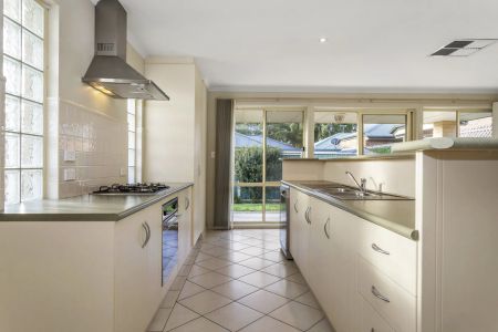 Light Filled Two Bedroom Homette in Popular Morphett Vale - Photo 4