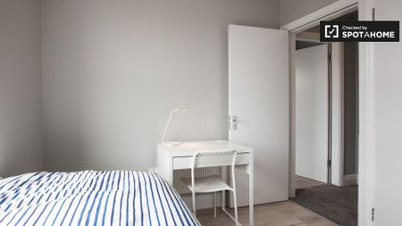 Small, bright room in 9-bedroom house - Stoneybatter, Dublin - Photo 5