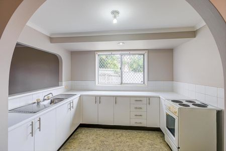 Spacious Townhouse In A Quiet Complex - Photo 5