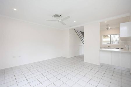 Refurbished Townhouse - Fully Airconditioned - Carport - Pool - Photo 4