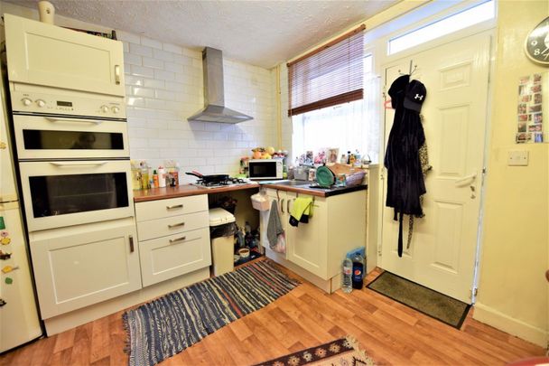 2 bedroom House in Manor Avenue, Leeds - Photo 1