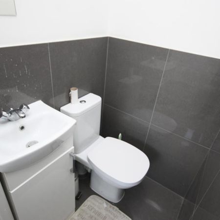Brassie Avenue, East Acton, London, W3 7DF - Photo 3