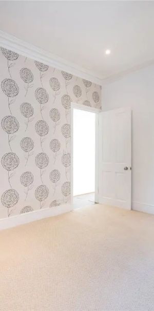 2 bedroom flat in London - Photo 1