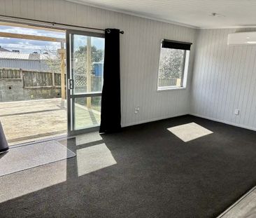 8A Lynmore Drive, Hill Park, Auckland - Photo 2