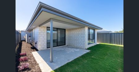 Stunning Near New Build – Modern Comfort & Convenience! - Photo 3