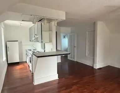 Bright 1-Bedroom Upper-Level Suite for Rent in Bridgeland – Character, Light & L | 1026 Centre Avenue Northeast, Calgary - Photo 1