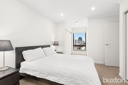 Substantially Proportioned With 2 Levels of Luxury - 4 Bedrooms & 2 Bathrooms! - Photo 4