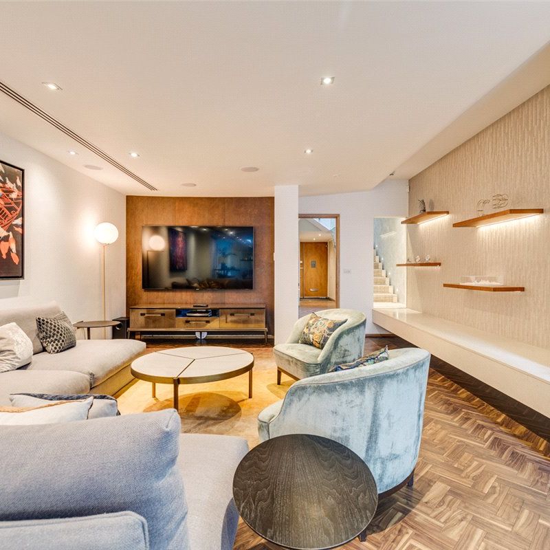 A luxurious and architecturally impressive four bedroom fully serviced house with outstanding light, three bathrooms and private courtyard. Tenancy Length Minimum 12 months EPC rating C | Council Tax Band H - Photo 1