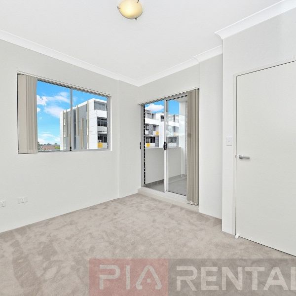 Well Proportioned Executive Living 1 Bedroom + Study Area - Photo 1