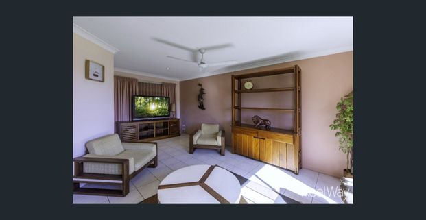 Spacious 4-Bed Home with Double Living and Trailer Access - Photo 1