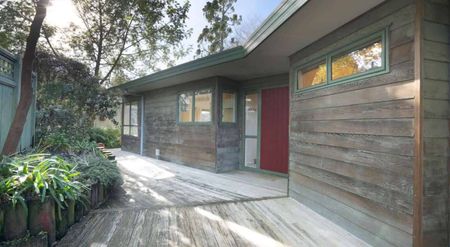 Centrally located oasis - Photo 4