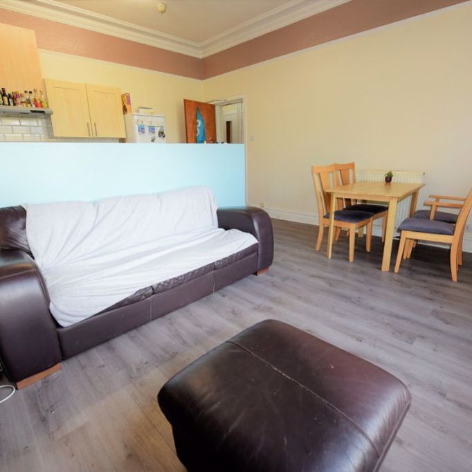 7 bedroom Flat in Wood Lane, Leeds - Photo 1
