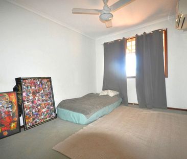 Space, Comfort and Convenience - 3x1 with a huge yard - Photo 4