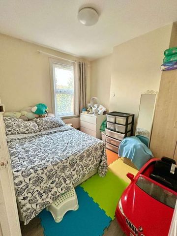 Herbert Road, London, E12 - Photo 3