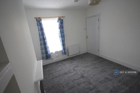 3 bedroom end of terrace house to rent - Photo 3