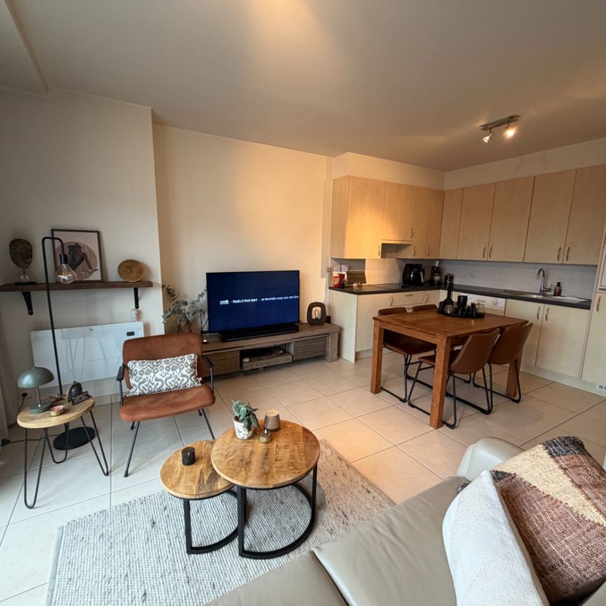 Modern zonnige studio op het Stationsplein van Blankenberge. Dichtbij het commercieel centrum en het openbaar vervoer. - Photo 1