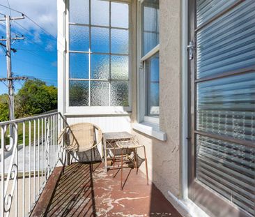 Sunny Upstairs Apartment - Photo 1