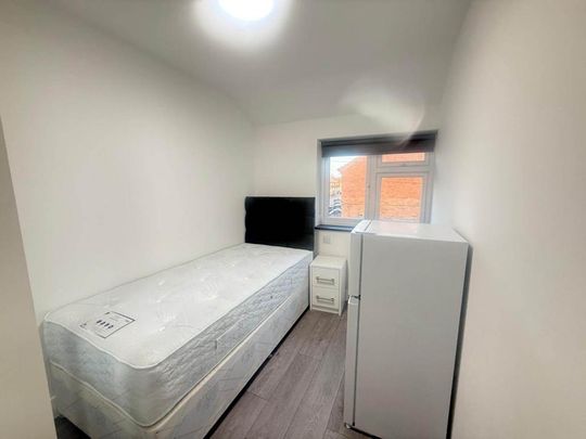 6 bedroom detached house to rent - Photo 1