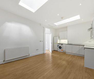 1 bedroom mews to rent - Photo 3