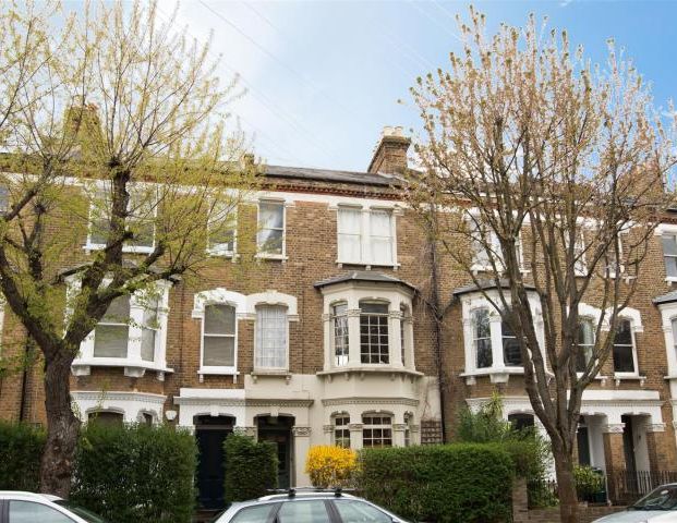 Split level spacious 4 bed flat with modern kitchen & bathroom mins to tube - Photo 1