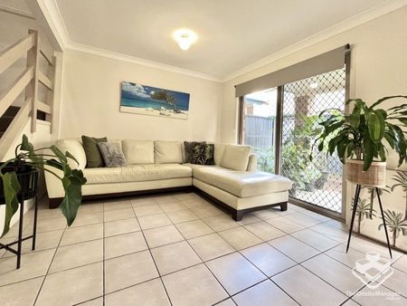 Spacious 3 Bedrooms Townhouse in a great location - Photo 2