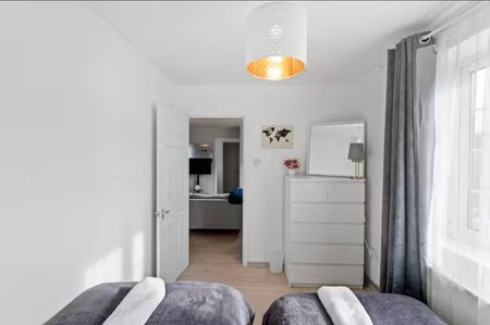 3 Bed Semi-Detached House, Selby Close, E6 - Photo 4