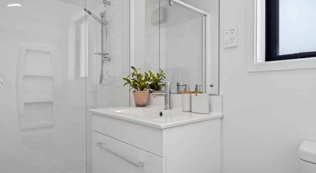 Modern 3-Bedroom, 2-Bathroom Home in a Prime Location - Photo 5