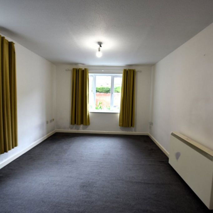 2 bedroom Flat in Flat 10, Leeds - Photo 1