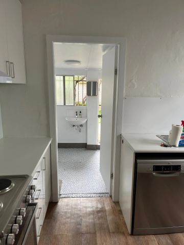 Charming 2-Bedroom House in the Heart of Erskineville - Photo 4