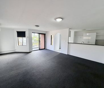 Top-Floor Apartment Opposite the Broadwater – Freshly Updated & Rea... - Photo 1