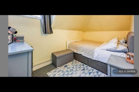 4 bedroom detached house to rent - Photo 4