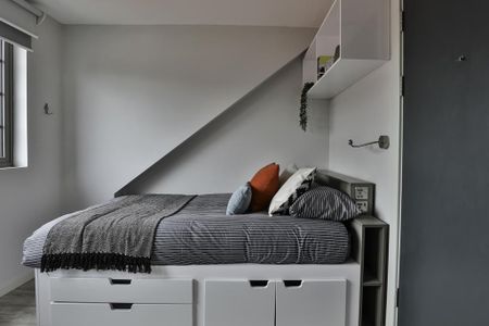 1 bedroom in a flat share to rent - Photo 2