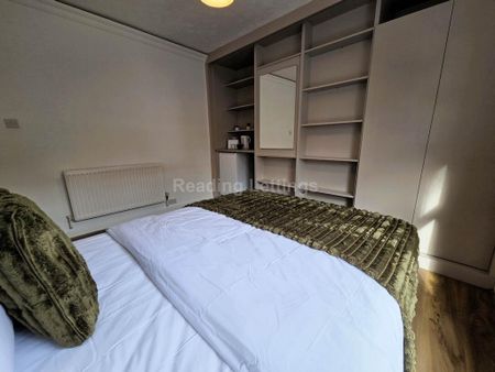 1 bedroom in a house share to rent - Photo 2