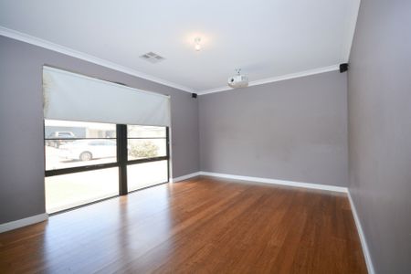 Large Family Home with Swimming Pool! - Photo 5