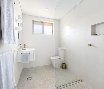 Sunlit Top-Floor Apartment with Ocean Glimpses in the Heart of Newport - Photo 3