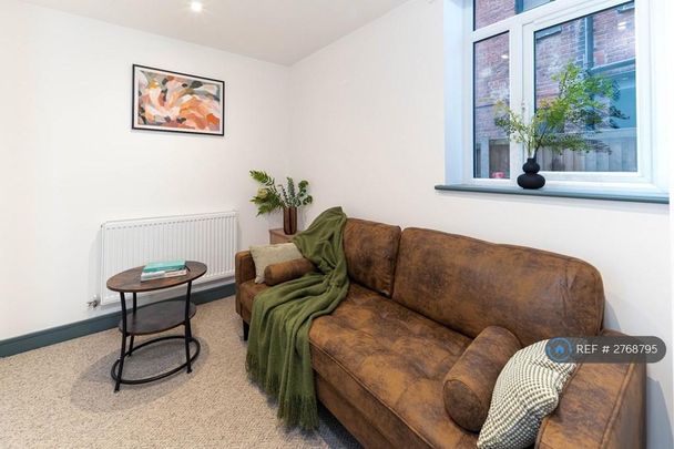 1 bedroom in a house share to rent - Photo 1