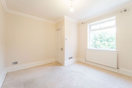 2 bed flat to rent in Alton Road, Poole, BH14 - Photo 2