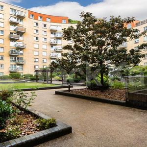 Modern 1 bed within a private luxury secure development mins to tube - Photo 3