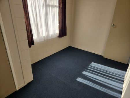 Two bedroom apartment in a handy location - Photo 4