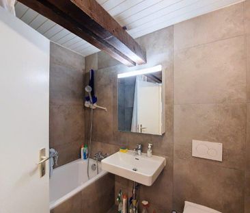 Charmant appartement entièrement rénové de 3 pièces dans les combles - Photo 1